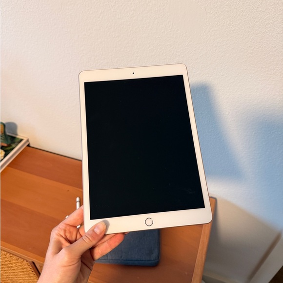 7th Gen Apple iPad - includes Pencil, Case, Charger & Headphones - Picture 2 of 8